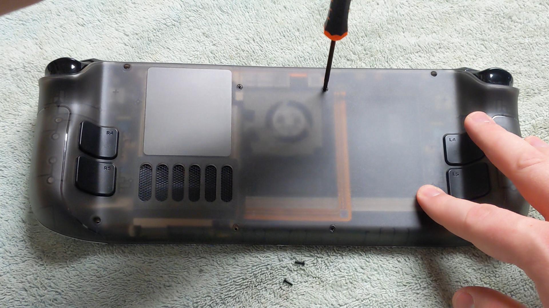 JSAUX clear case putting screwing back shell on